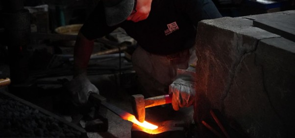 Itsuo Doi still forge his knives